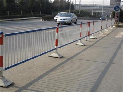 金輝涂裝設(shè)施廠(在線咨詢)|黑龍江道路護(hù)欄|城區(qū)道路護(hù)欄