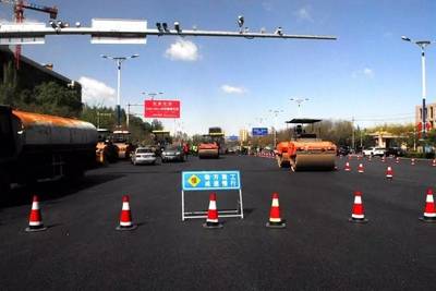 【出行】市政工程管理局在行動(dòng):改造機(jī)場高速路、敕勒川大街等16條破損嚴(yán)重的中心區(qū)道路后提示